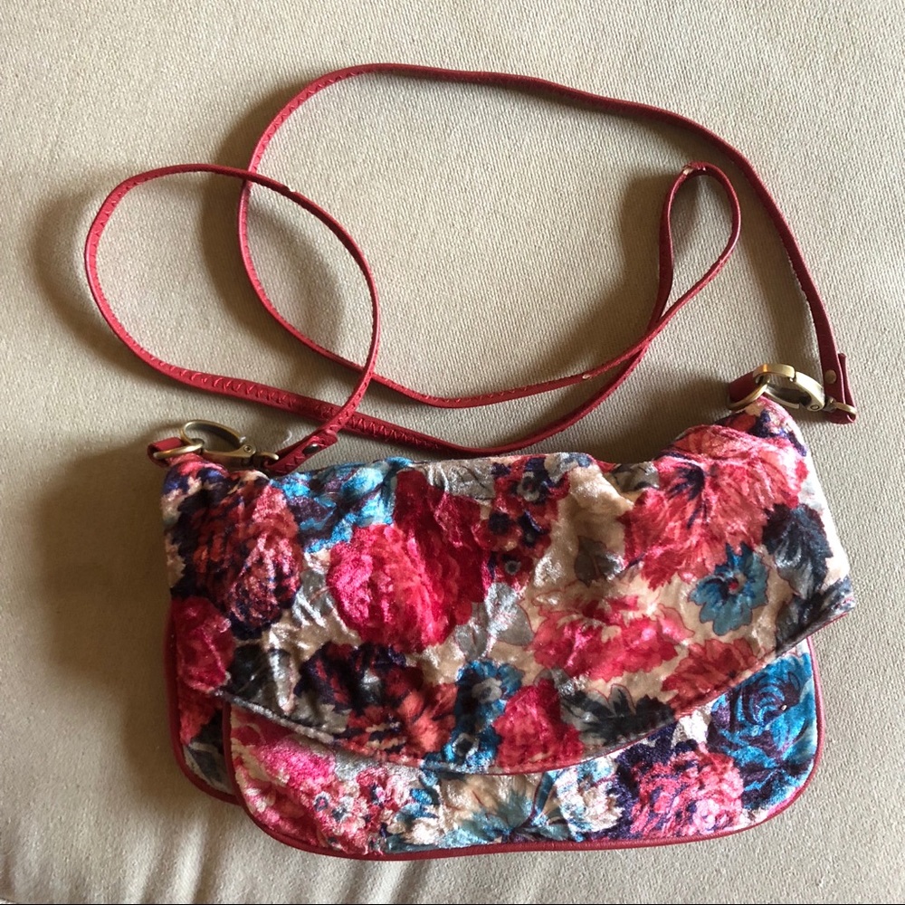 🏔 Floral velvet purse